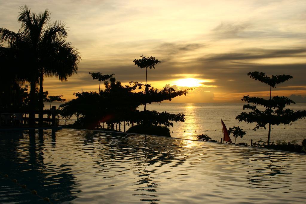 La Mirada Beachfront Condo: Ocean Views & Resort Amenities Lapu-Lapu City Exterior photo